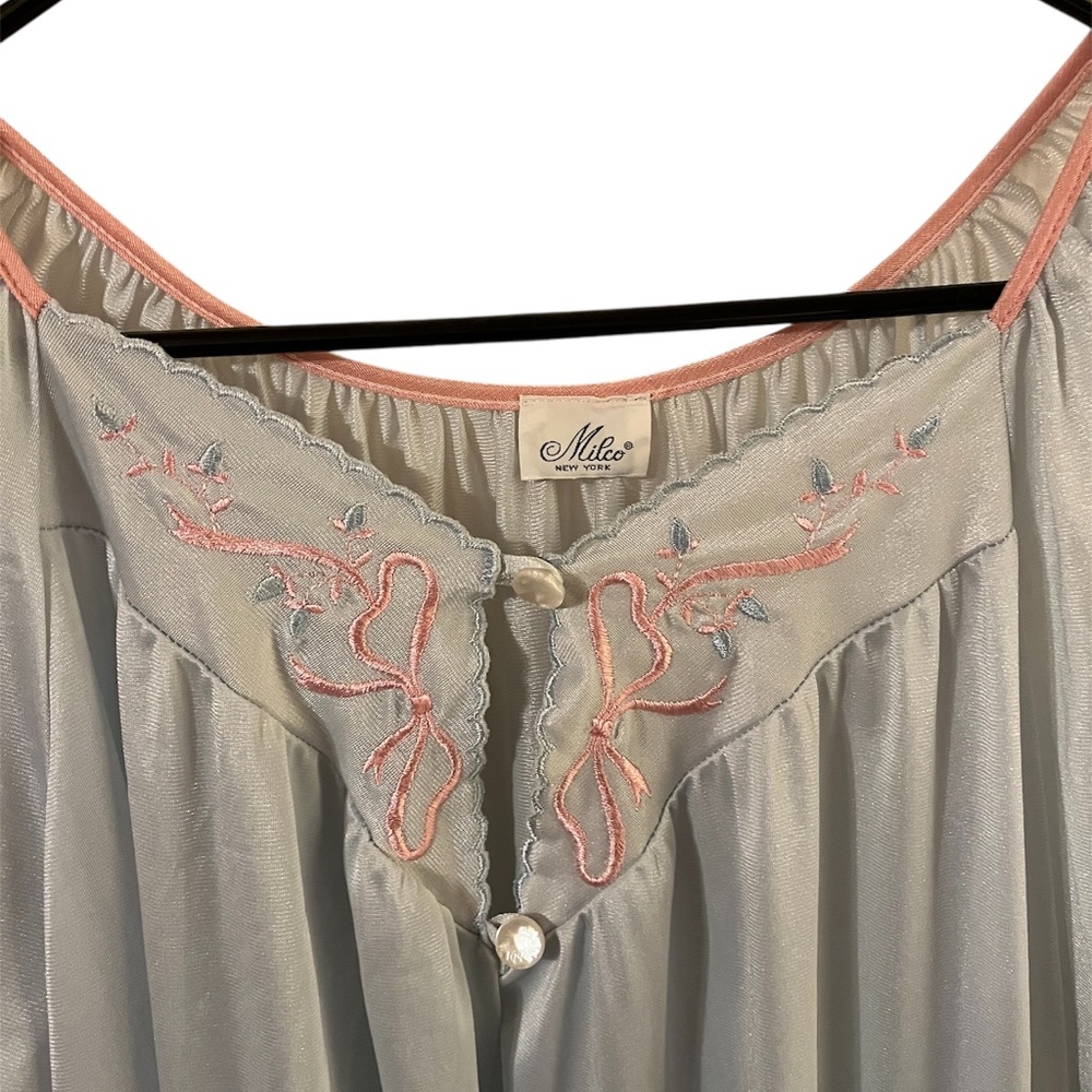 Vintage 70s nylon robe pink embroidered ribbon 2 buttons with pockets